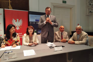 Dwie lokalne inwestycje z wysokim wsparciem unijnym. Umowy na budowę wiaduktu warszawskiego w Siedlcach i rozwój bioróżnorodności w Mrozach – już podpisane!