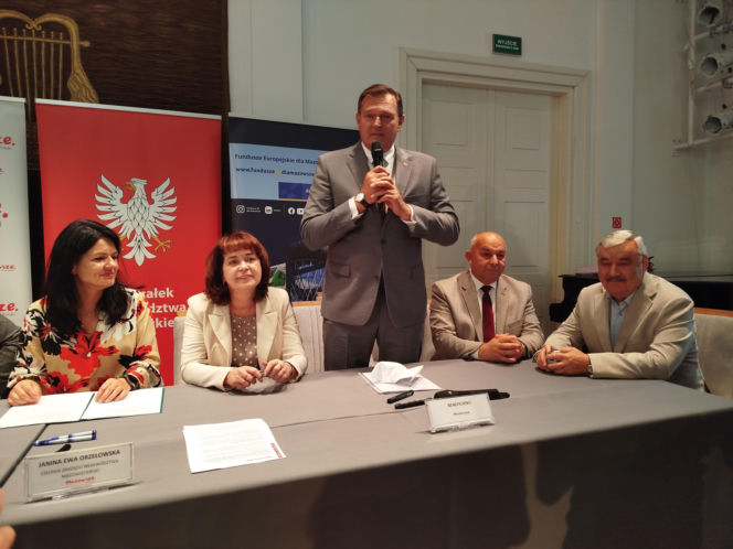 Dwie lokalne inwestycje z wysokim wsparciem unijnym. Umowy na budowę wiaduktu warszawskiego w Siedlcach i rozwój bioróżnorodności w Mrozach – już podpisane!