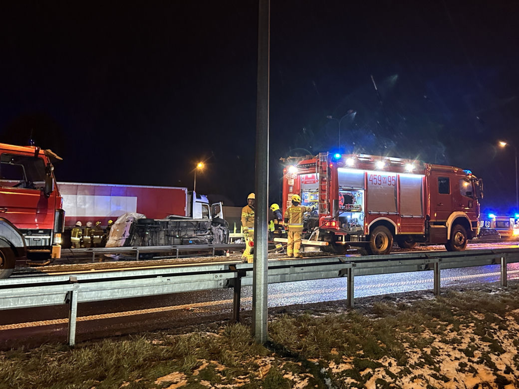 Tragedia na drodze pod Skurowem. Cztery rozbite auta, jedno na boku. Są ranni