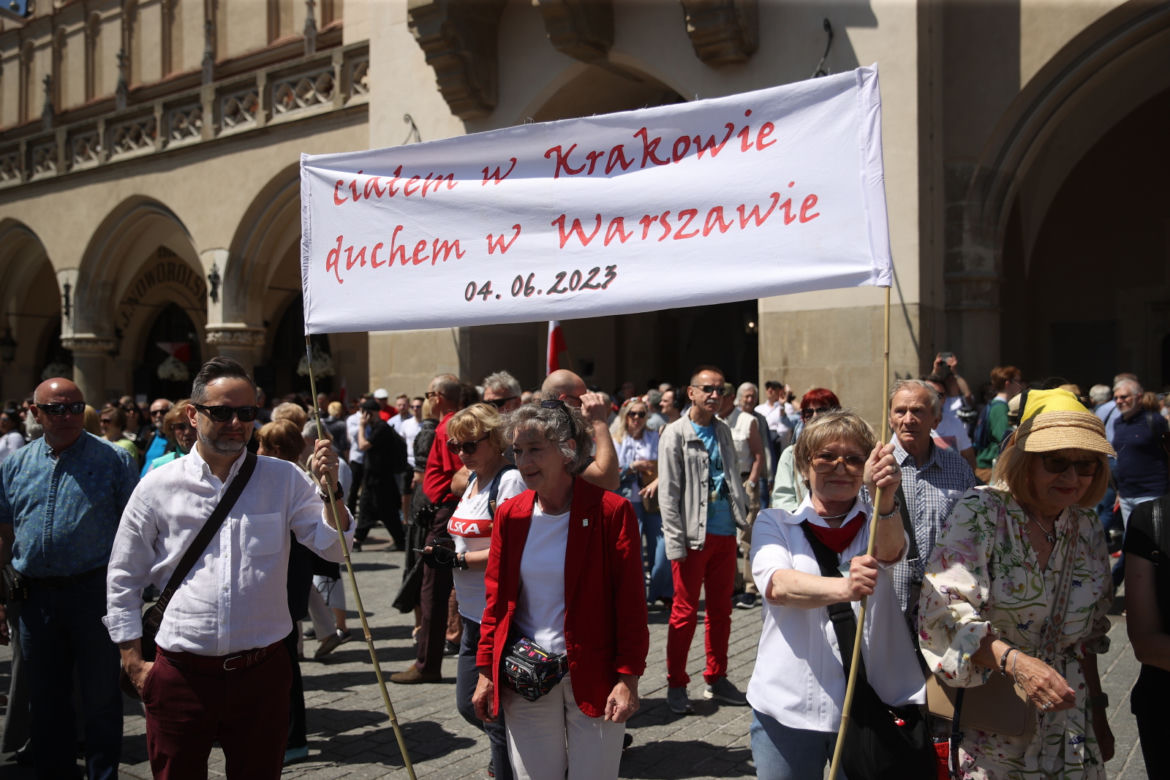 Marsz Wolności w Krakowie wspierający centralny, warszawski marsz z okazji 4 czerwca. Tysiące ludzi na Rynku Głównym