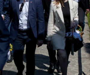 Kinga Duda z ojcem i dziadkiem na wielkanocnym święceniu 