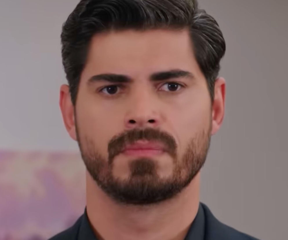 Wyrzeźbiona twarz aktora Türkseve, z wyraźnym zarostem i ciemnymi włosami, intensywnie patrzy w obiektyw, symbolizując napięcie Cihana w 89. odcinku serialu Panna młoda. Więcej o losach bohaterów przeczytasz na portalu Super Seriale.