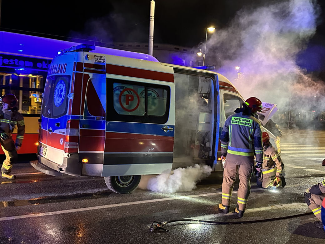 Warszawa. Karetka płonęła na Żoliborzu. W akcji straż pożarna!