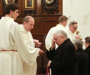 Jarosław Kaczyński na mszy świętej w intencji matki Jadwigi Kaczyńskiej