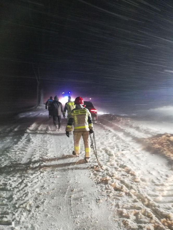 Ostróda w centrum śnieżycy. Burmistrz nocą ratował ludzi. Kierowcy nocowali w urzędzie