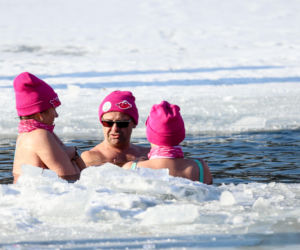 Różowe morsowanie idealne na pomaganie. Trzy Stawy opanowali amatorzy zimnych kąpieli