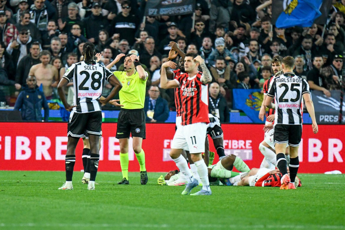 Dramatyczna sytuacja w meczu Serie A. Bramkarz Milanu padł jak rażony piorunem, kolega z drużyny zaczął się modlić 