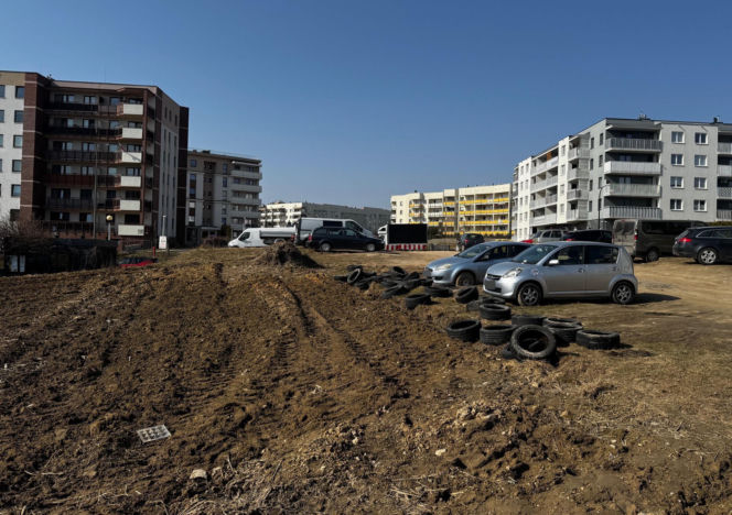 Aktywiści chcieli park, dostaną betonowe bloki. Chodzi o "miejskie pole" w Lublinie