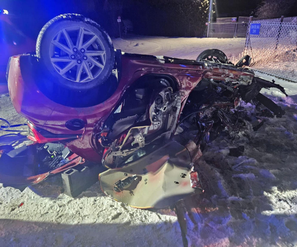 47-latek zmarł w drodze do szpitala! Jego toyota rozerwana na strzępy po zderzeniu z tirem na DK 71 w Łodzi