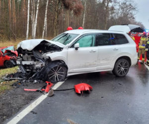  Masakra na drodze pod Prochowicami. Samochód zmiażdżony, kierowca nie żyje