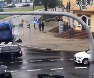 Nastolatek huknął hulajnogą w busa