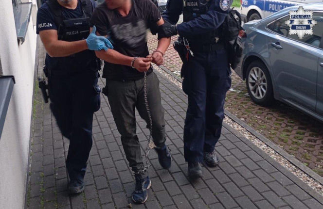 Młotek, pięści i groźby śmierci. 21-letni mieszkaniec Brennej usłyszał serię zarzutów
