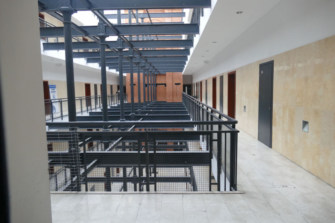 Prestiżowy apartamentowiec spłynął krwią. Katem młodej pary był ich kolega