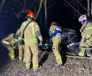 24-latek dachował Audi aż wypadł silnik! Przez cztery powiaty uciekał przed policją
