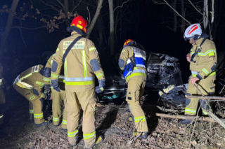24-latek dachował Audi aż wypadł silnik! Przez cztery powiaty uciekał przed policją