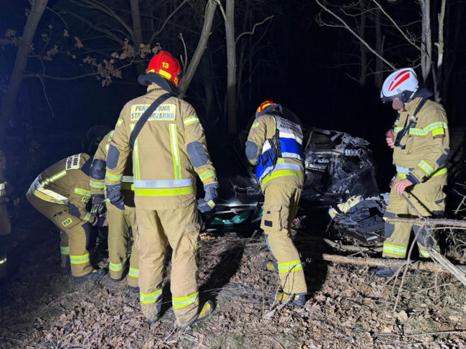 24-latek dachował Audi aż wypadł silnik! Przez cztery powiaty uciekał przed policją