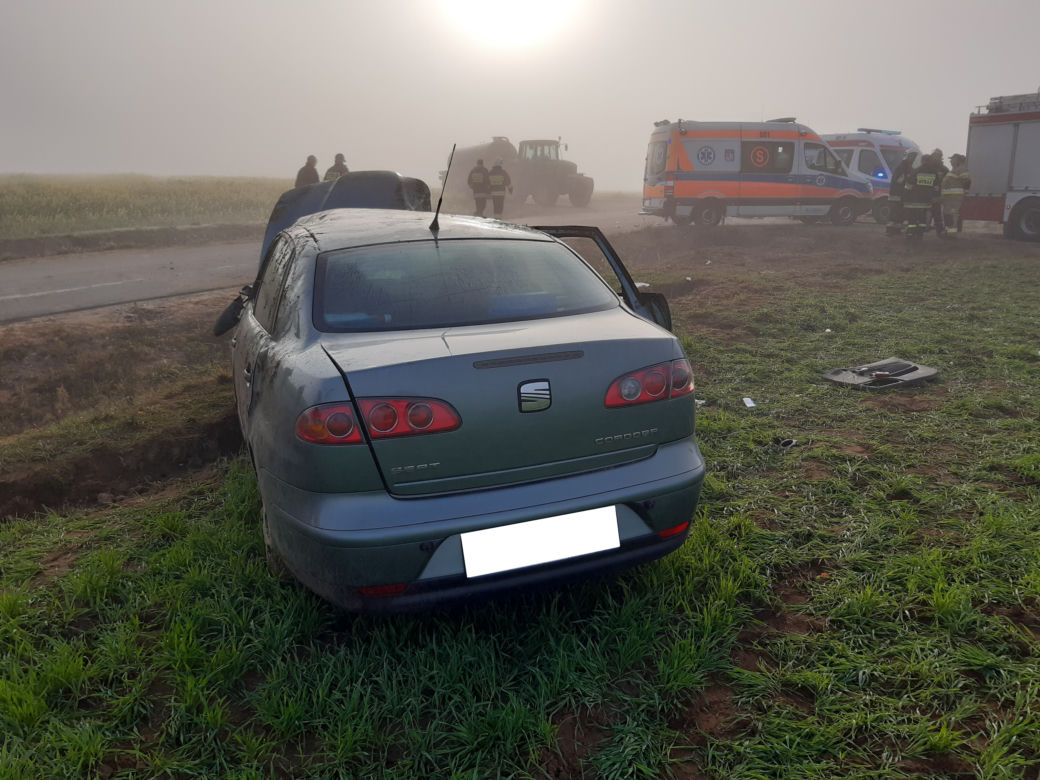 Podlaskie. Kierowca ciągnika nie zauważył seata z powodu mgły. 5 osób w szpitalu