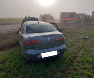 Podlaskie. Kierowca ciągnika nie zauważył seata z powodu mgły. 5 osób w szpitalu