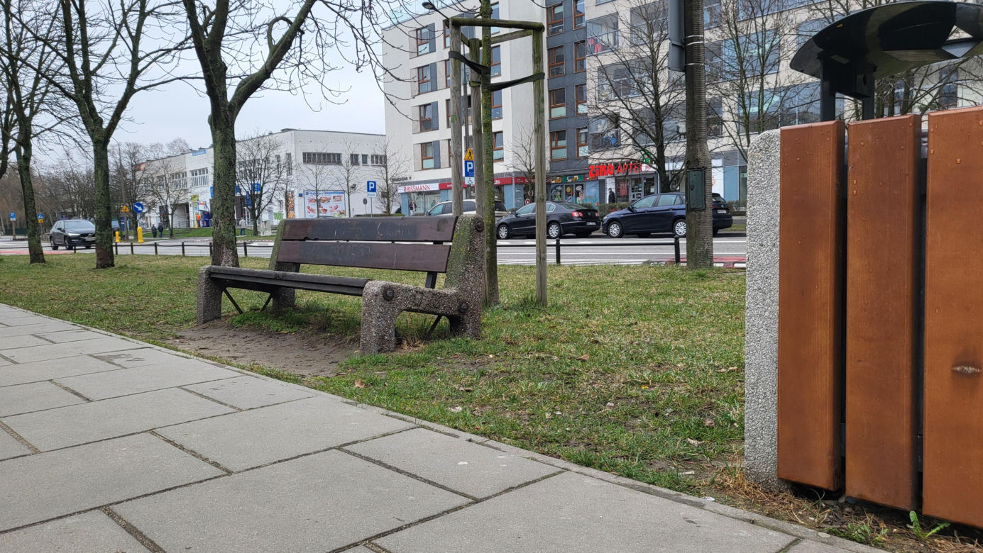 Zapadające się ławki na warszawskim Ursynowie (marzec 2025)