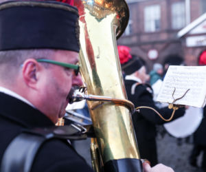 Barbórka 2025. Pobudka górnicza na Nikiszowcu w wykonaniu Orkiestry Wieczorek