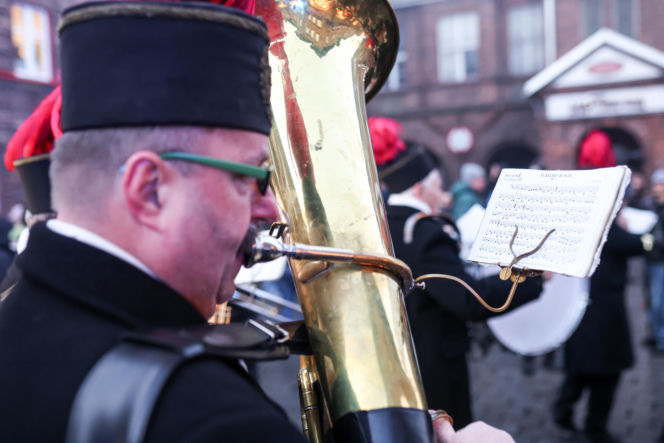 Barbórka 2025. Pobudka górnicza na Nikiszowcu w wykonaniu Orkiestry Wieczorek