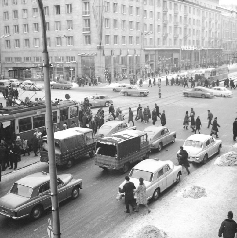 Skrzyżowanie Alei Jerozolimskich z ulicą Kruczą w 1967.