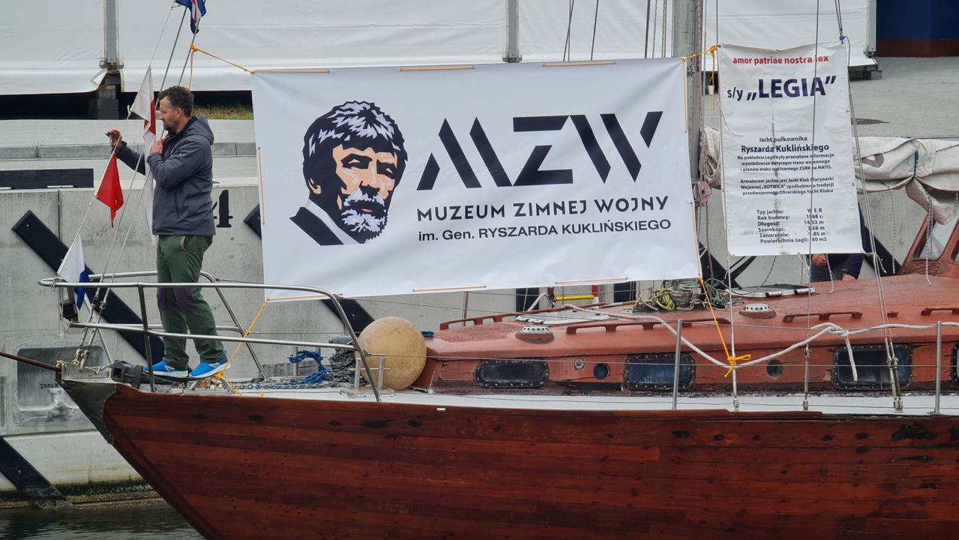 Jacht, którym pływał Kukliński w kanale na Mierzei Wiślanej