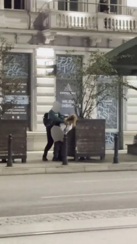 Seks na chodniku w centrum Warszawy. Para oddawała się uniesieniom przy Alejach Jerozolimskich