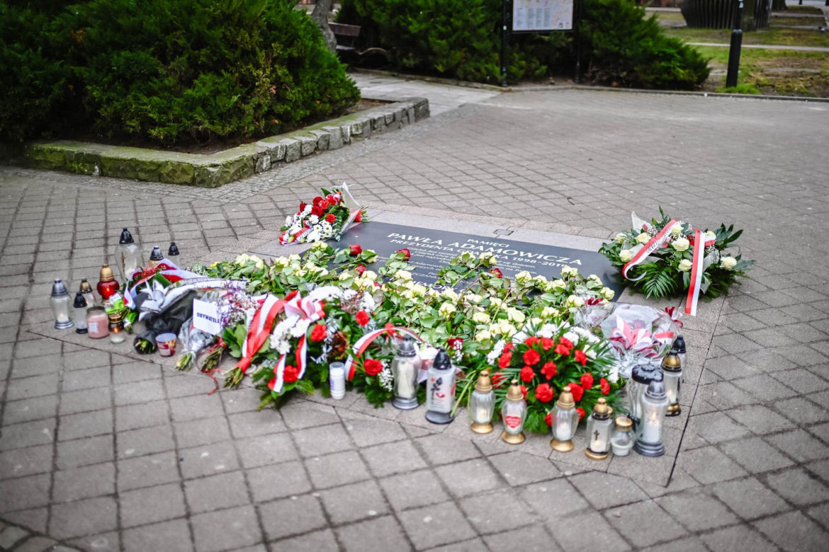 Grób Pawła Adamowicza i miejsce zamachu w szóstą rocznicę tragedii