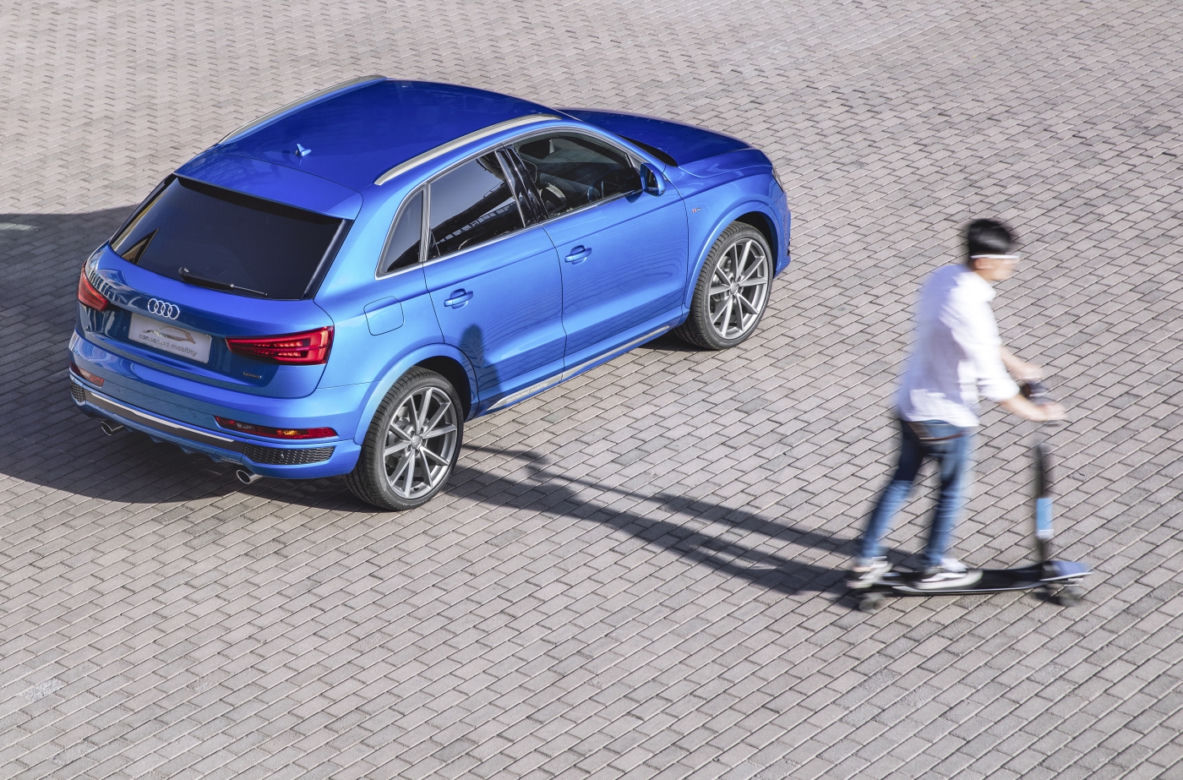 Audi Q3 z elektryczną deskorolką