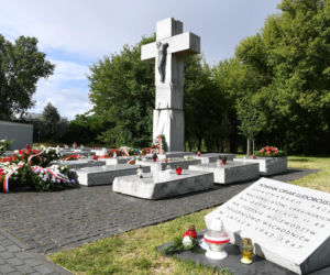 Historyczna szansa na ekshumacje na Wołyniu przepadnie? Posłowie pytają premiera o cięcia w IPN