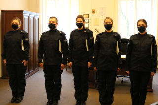 Cztery policjantki i jeden policjant. Nowi funkcjonariusze w Koszalinie
