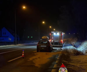 Z ciężarówki urwały się koła i wbiły się w osobówkę. Kierowca ratował się ucieczką do rowu