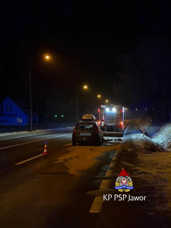 Z ciężarówki urwały się koła i wbiły się w osobówkę. Kierowca ratował się ucieczką do rowu