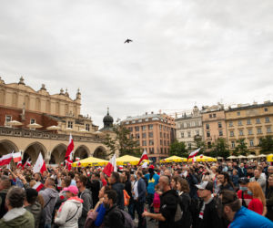 Kraków: Kilkaset osób na Rynku BEZ MASECZEK. Protestowali przeciw „plandemii” [ZDJĘCIA]