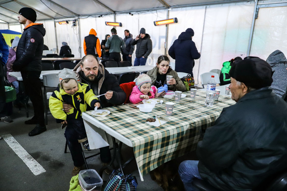 Jechał starym autem kilka dni, by uratować przed wojną całą rodzinę! 84-latek jest nowym bohaterem Ukrainy [ZDJĘCIA]