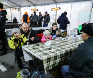 Jechał starym autem kilka dni, by uratować przed wojną całą rodzinę! 84-latek jest nowym bohaterem Ukrainy [ZDJĘCIA]
