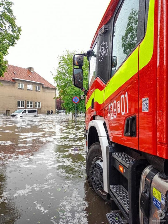 Kilkaset interwencji strażaków po nawałnicach. IMGW ostrzega przed kolejnymi burzami