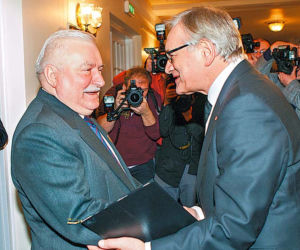 Wałęsa między pierwszymi damami