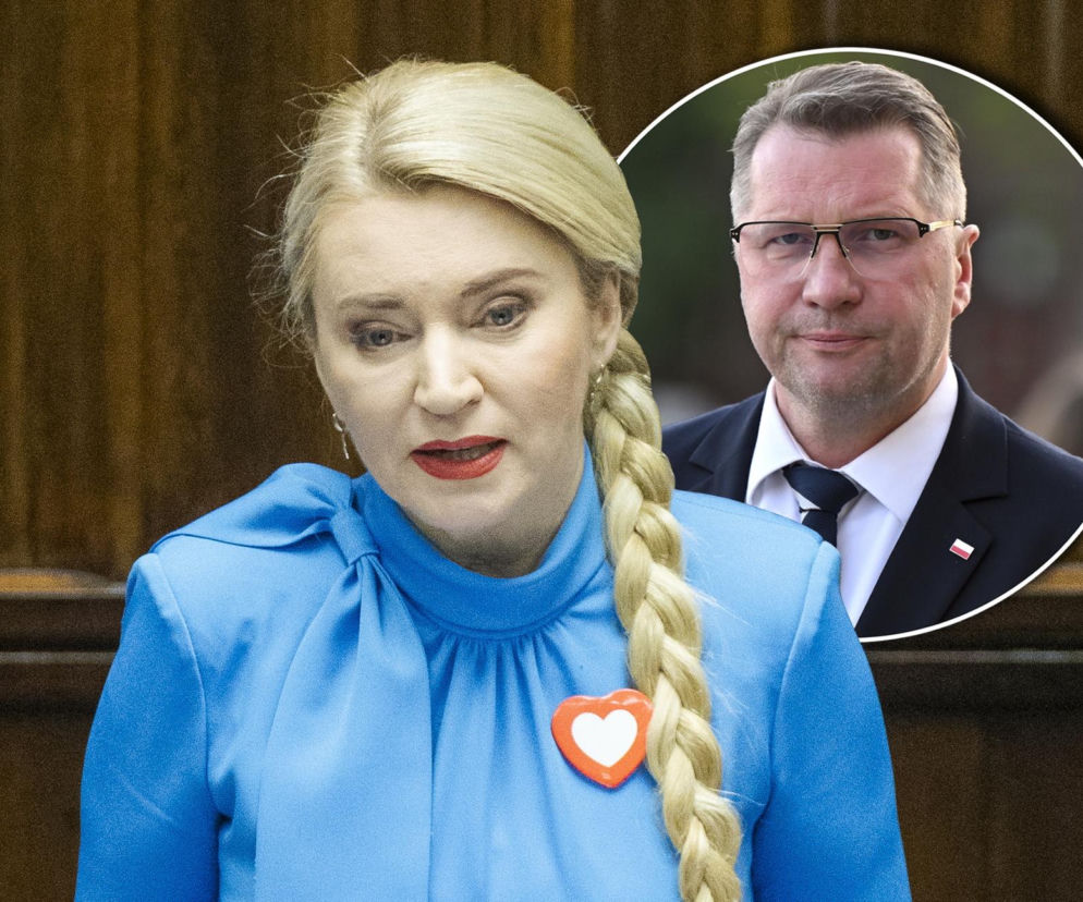 Marta Wcisło w niebieskiej bluzce z wpiętym sercem, ze złotym warkoczem. W tle w okręgu Przemysław Czarnek w garniturze i okularach. Politycy komentują kontrowersyjne zachowanie syna europosłanki, o czym możesz przeczytać na naszym portalu.