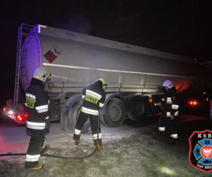 Cysterna po paliwie stanęła w ogniu. Z pomocą ruszyli strażacy 