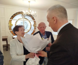 Pamiątkowe medale, legitymacje i kwiaty z okazji 50-lecia pożycia małżeńskiego odebrało w Siedlcach osiem par