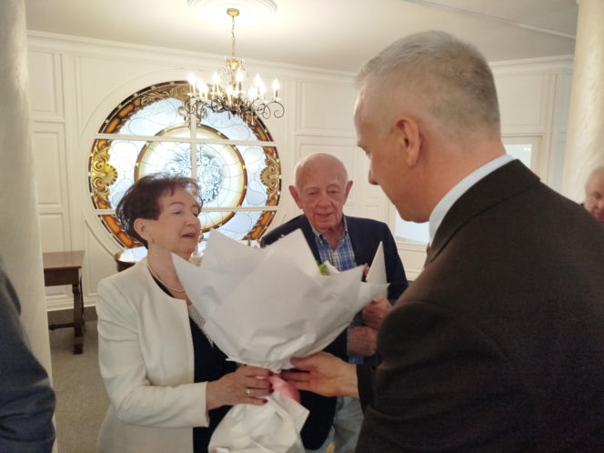 Pamiątkowe medale, legitymacje i kwiaty z okazji 50-lecia pożycia małżeńskiego odebrało w Siedlcach osiem par