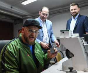 Pawel Fajdek kuje sobie medale