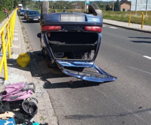 Potworny wypadek w Bieczu. Auto z malutkim dzieckiem kilka razy koziołkowało
