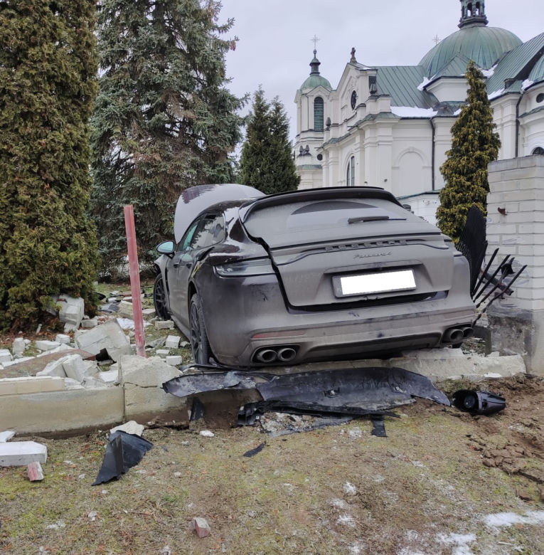 Luszowice. Porsche wypadło z drogi i przebiło ogrodzenie plebanii