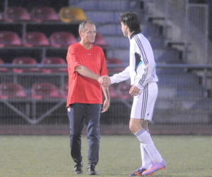 Donald Tusk gra w piłkę