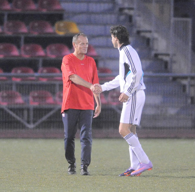 Donald Tusk gra w piłkę