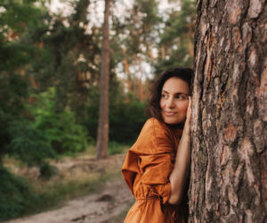 Koleżanko usiądź pod tym drzewem w swoim ogrodzie w wiosenne popołudnie. Poczujesz spokój i nieznane Ci ukojenie. Wpływ drzew na człowieka