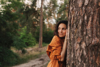 Koleżanko usiądź pod tym drzewem w swoim ogrodzie w wiosenne popołudnie. Poczujesz spokój i nieznane Ci ukojenie. Wpływ drzew na człowieka